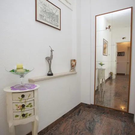 Komfortable Mit Balkon Apartment *