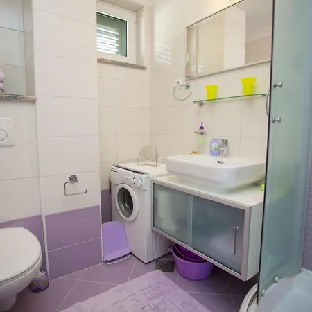 Komfortable Mit Balkon Apartment *